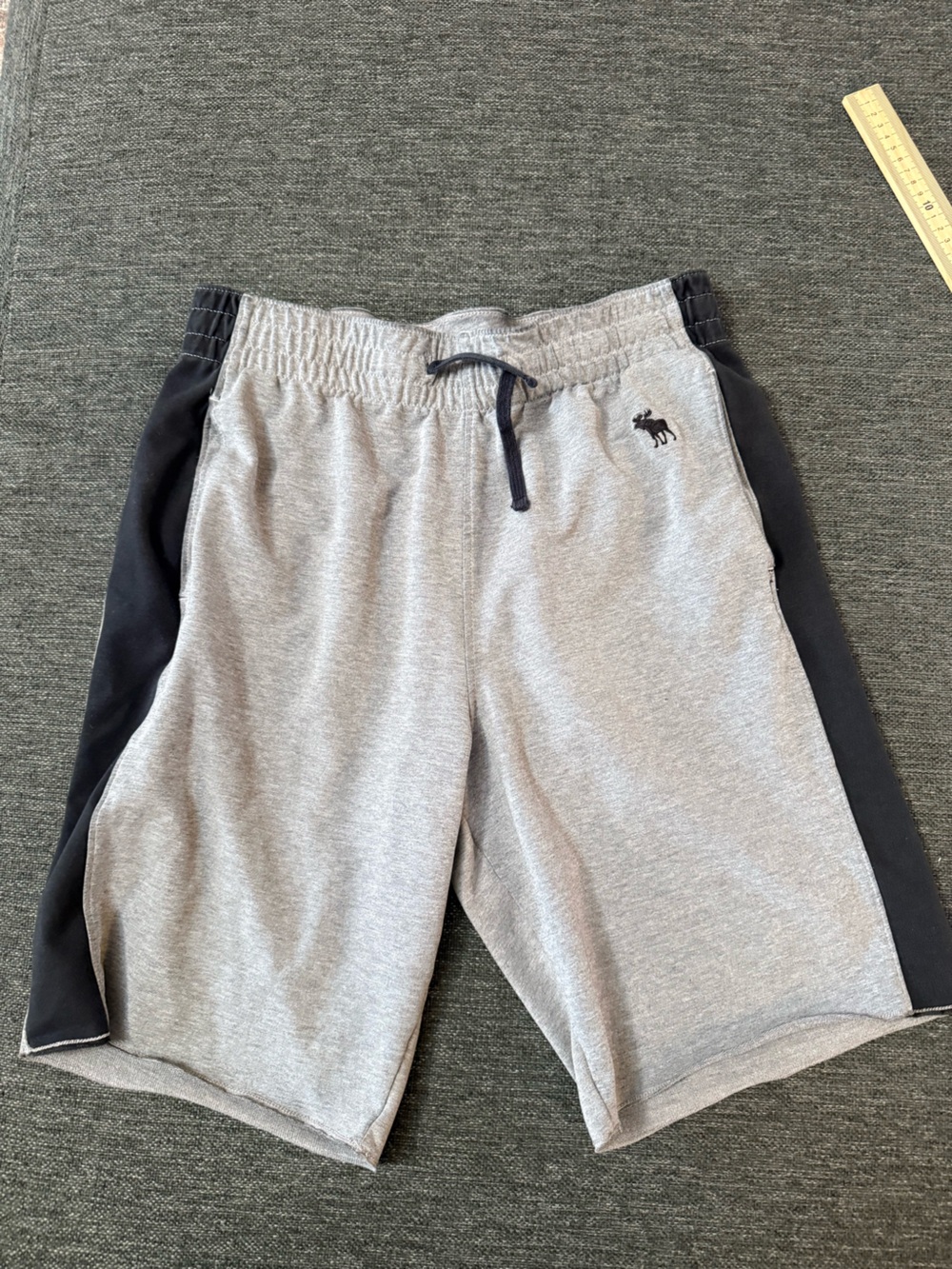 Abercrombie & Fitch men’s Men's Gray Sweat Shorts size Medium Black Sides